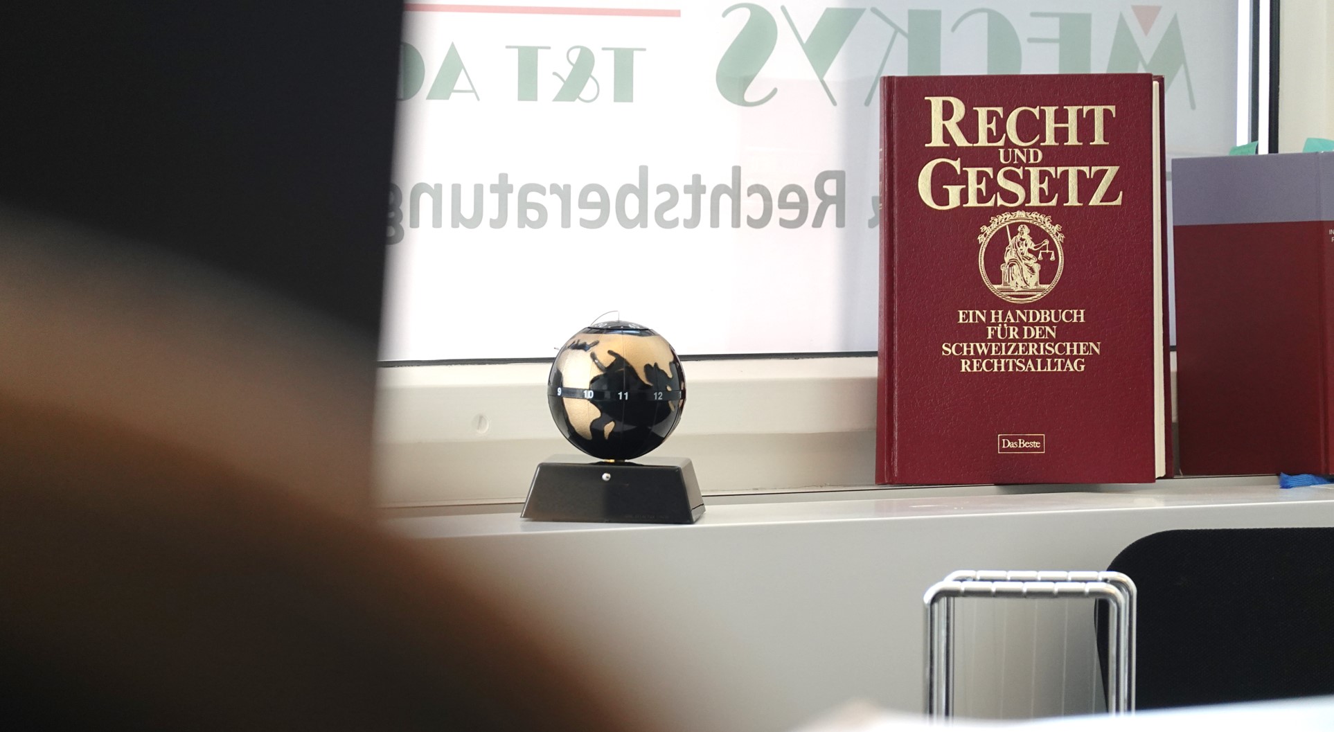 Kanzleibüro Rechtsexperte mit Fachliteratur und Vermittlung Anwalt Ruswil